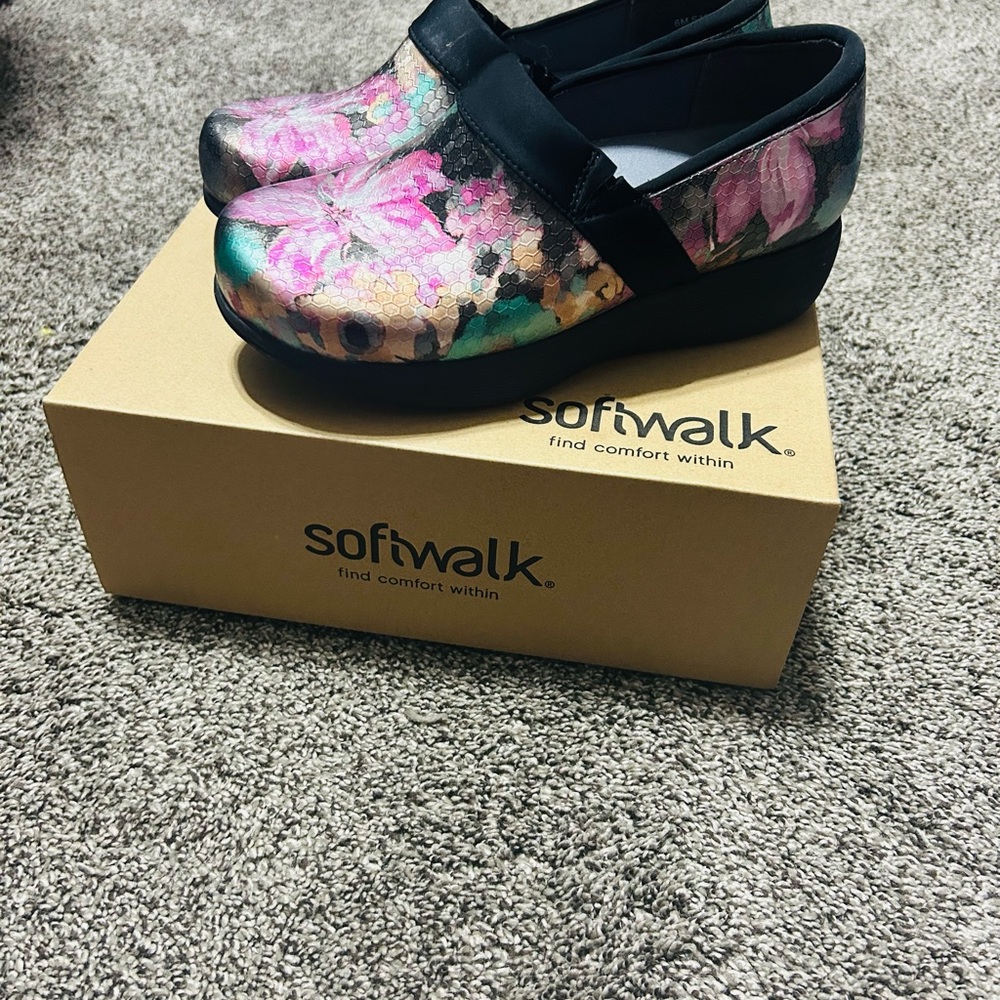 SoftWalk Multicolor Floral Slip-On Clogs